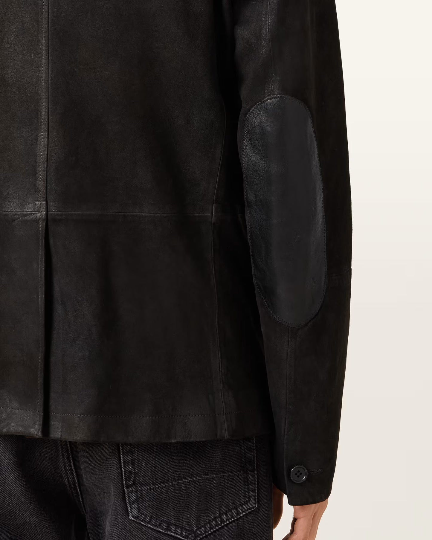 Man wearing Oak Leather XYZ slim-fit leather jacket in casual look
